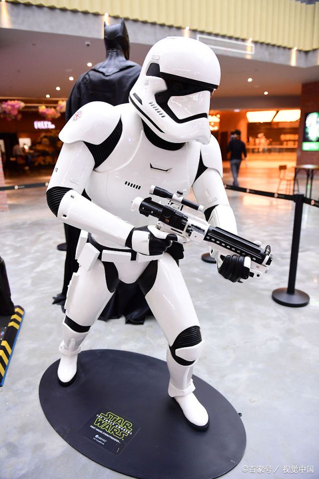 1比1电影人物蜡像亮相沈阳 惟妙惟肖吸引市民